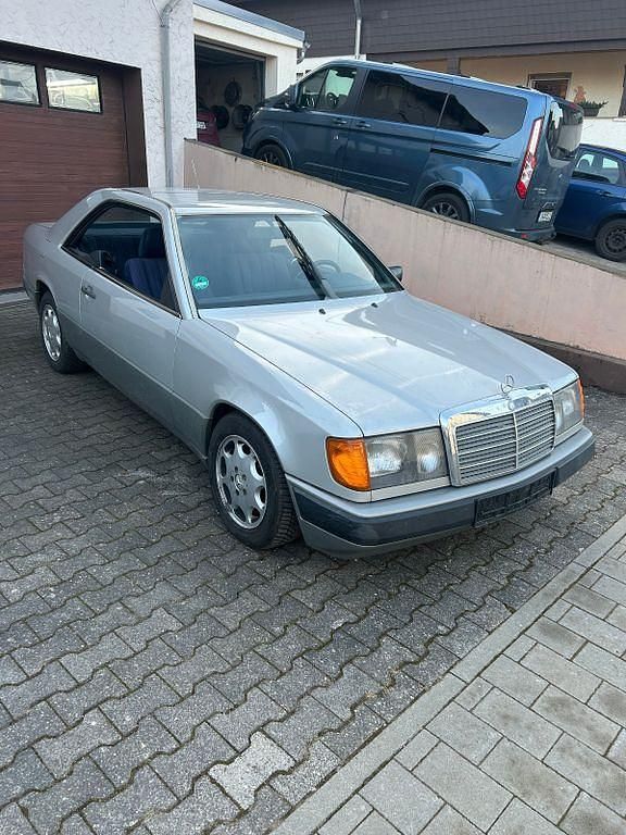Gebraucht Mercedes E300 179 PS (131 kW) 1988 Silber Coupé