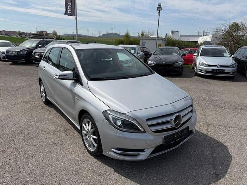 Używany Mercedes B200 375 KM (275 kW) 2011 Srebrny Minivan