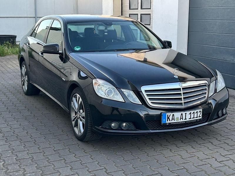 Second-hand Mercedes E220 170 CP (125 kW) 2010 Negru Berlinǎ