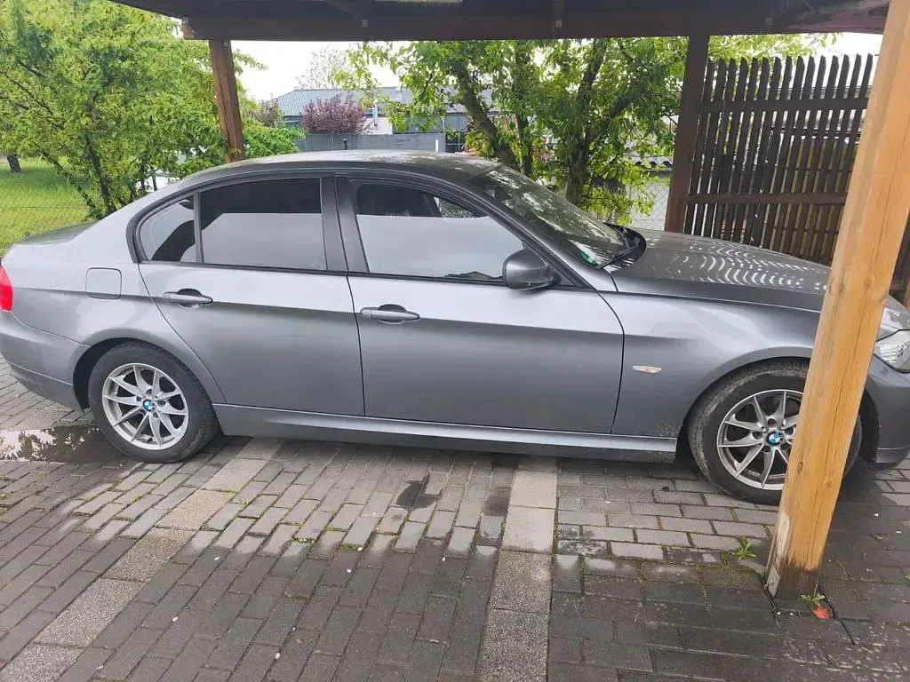 Gebraucht BMW 318 143 PS (105 kW) 2010 Grau Limousine