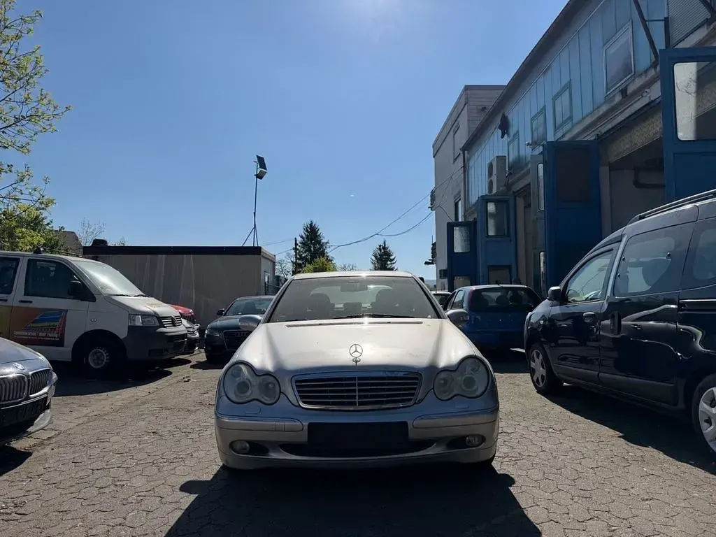 Second-hand Mercedes C200 163 CP (119 kW) 2002 Argintiu Berlinǎ