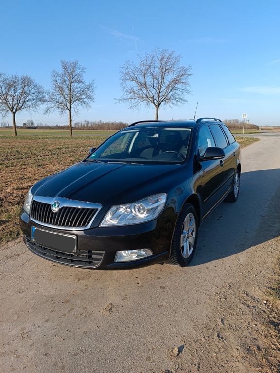 Schwarz Gebraucht 2010 Skoda Octavia Kombi | 3.950 € (Fairer Preis) - Bild 1/4