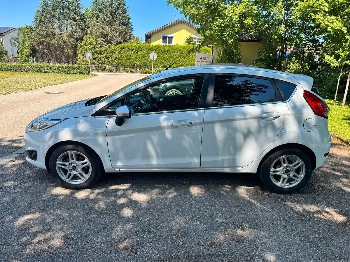 Gebraucht Ford Fiesta Titanium 95 PS (69 kW) 2013 Weiß Kleinwagen