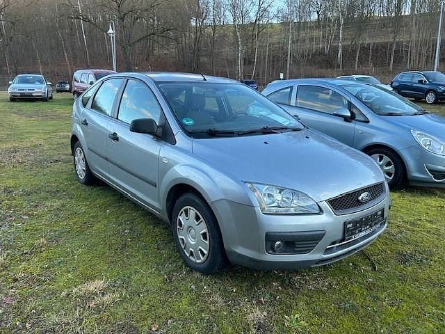 Gebraucht Ford Focus Trend 101 PS (74 kW) 2005 Silber Limousine