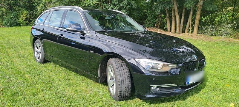 Schwarz Gebraucht 2013 BMW 320 Luxury Line Kombi | 8.500 € (Superpreis) - Bild 1/4