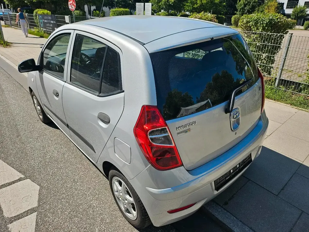 Gebraucht Hyundai i10 69 PS (50 kW) 2012 Silber Kleinwagen