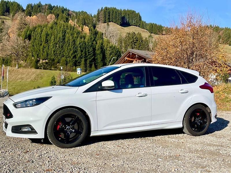 Gebraucht Ford Focus Sport 250 PS (183 kW) 2018 Weiß Limousine