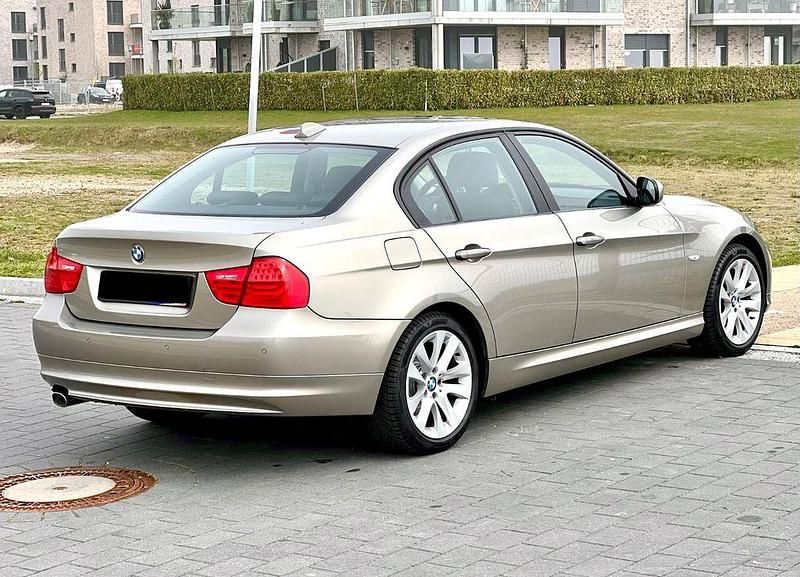 Gebraucht BMW 320 Sport Line 177 PS (130 kW) 2010 Gold Limousine
