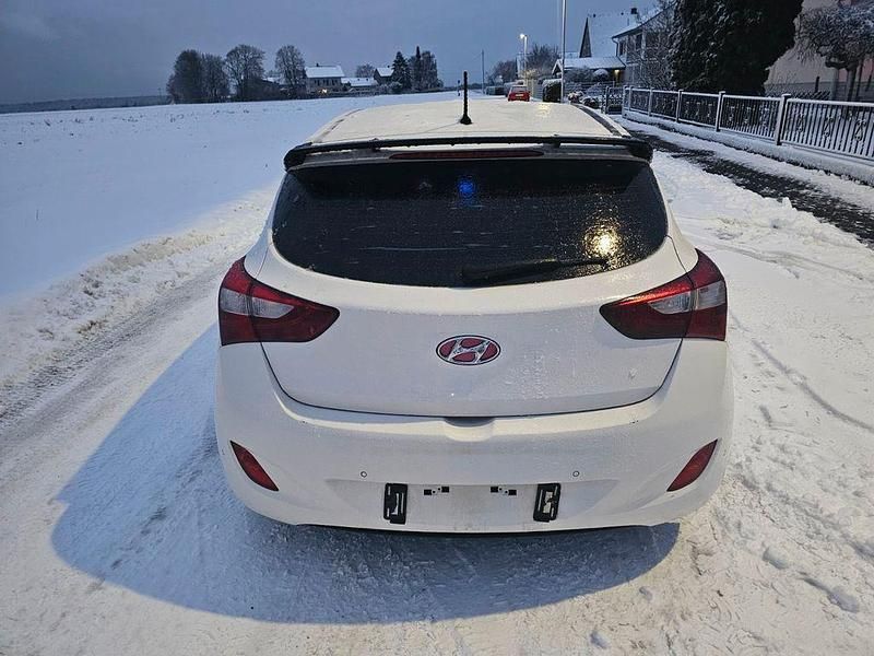 Gebraucht Hyundai i30 Style 110 PS (80 kW) 2013 Weiß Limousine