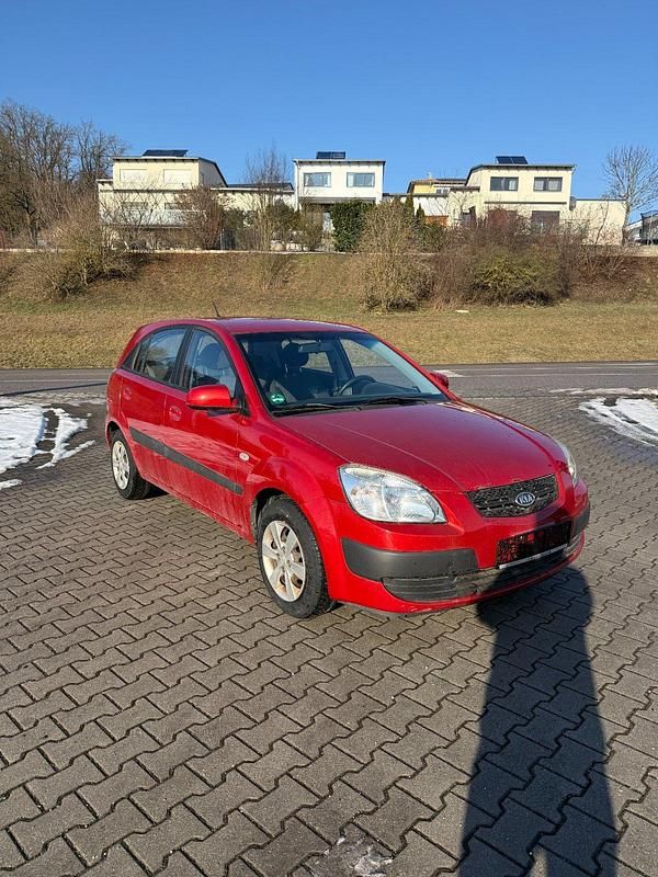 Rot Gebraucht 2009 Kia Rio Kleinwagen | 2.680 € (Etwas zu teuer) - Bild 1/4