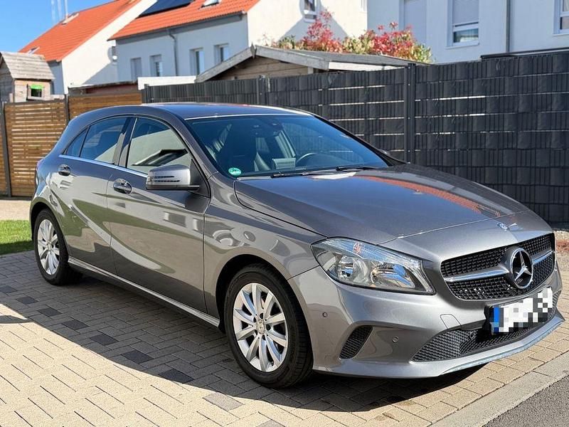 Gebraucht Mercedes A180 122 PS (89 kW) 2016 Grau Limousine
