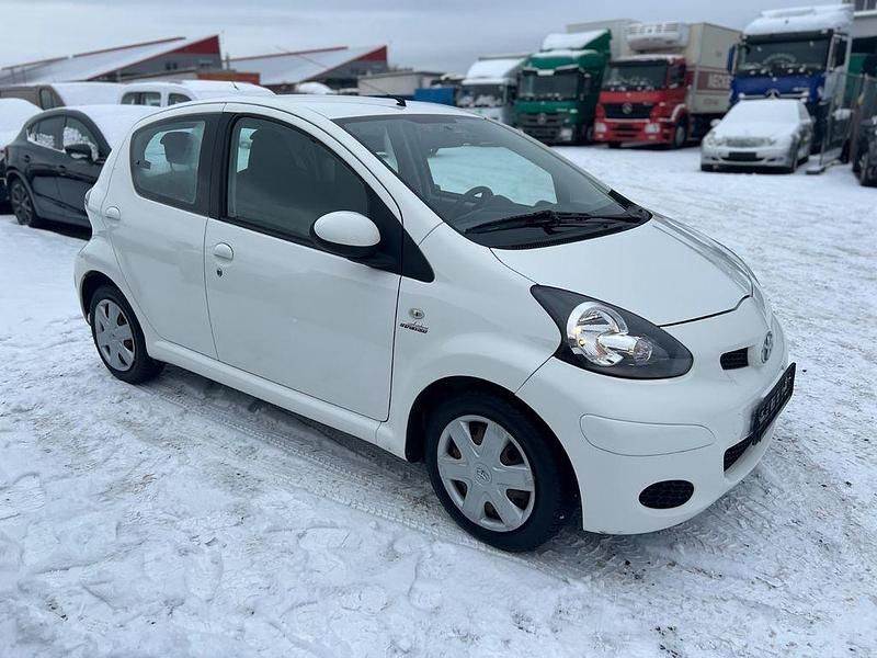 Gebraucht Toyota Aygo Cool 68 PS (50 kW) 2011 Weiß Kleinwagen