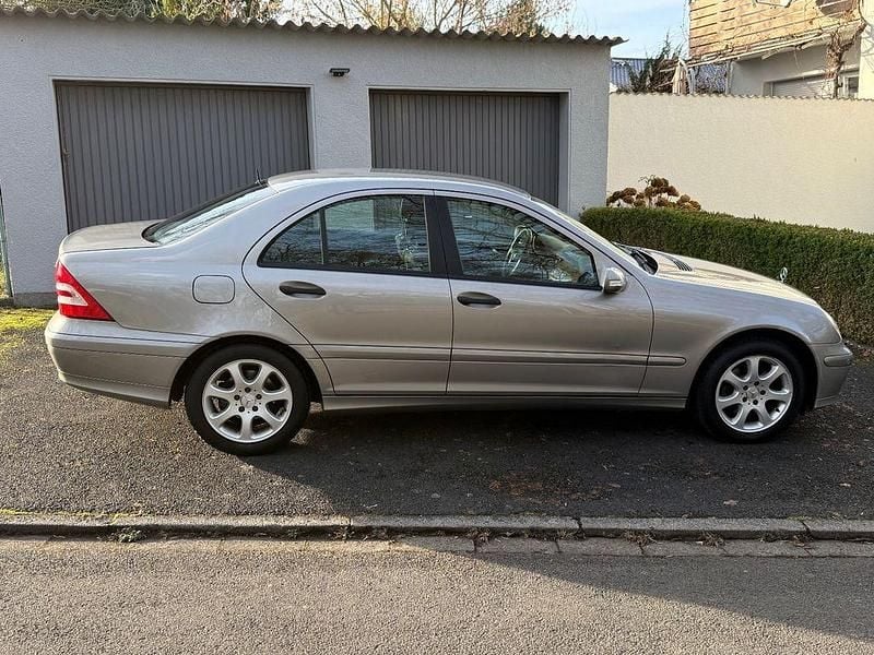 Silber Gebraucht 2007 Mercedes C180 Limousine | 5.850 € (Superpreis) - Bild 1/4