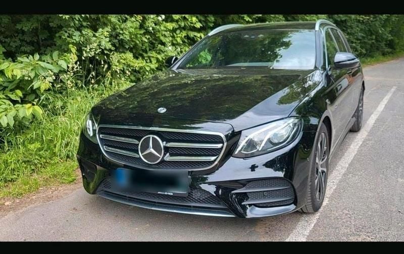 Schwarz Gebraucht 2020 Mercedes E300 AMG line Kombi | 24.000 € (Fairer Preis) - Bild 1/4