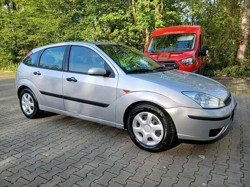Second-hand Ford Focus 101 CP (74 kW) 2003 Argintiu Berlinǎ