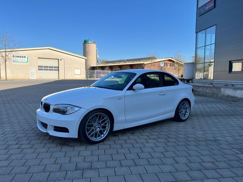 Weiß Gebraucht 2009 BMW 125 M Sport Kleinwagen | 22.999 € - Bild 1/4