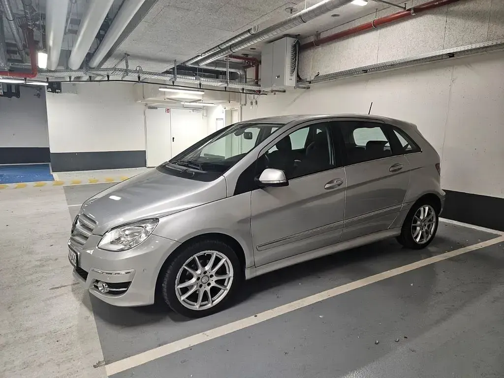 Gebraucht Mercedes B180 116 PS (85 kW) 2011 Silber Kleinwagen