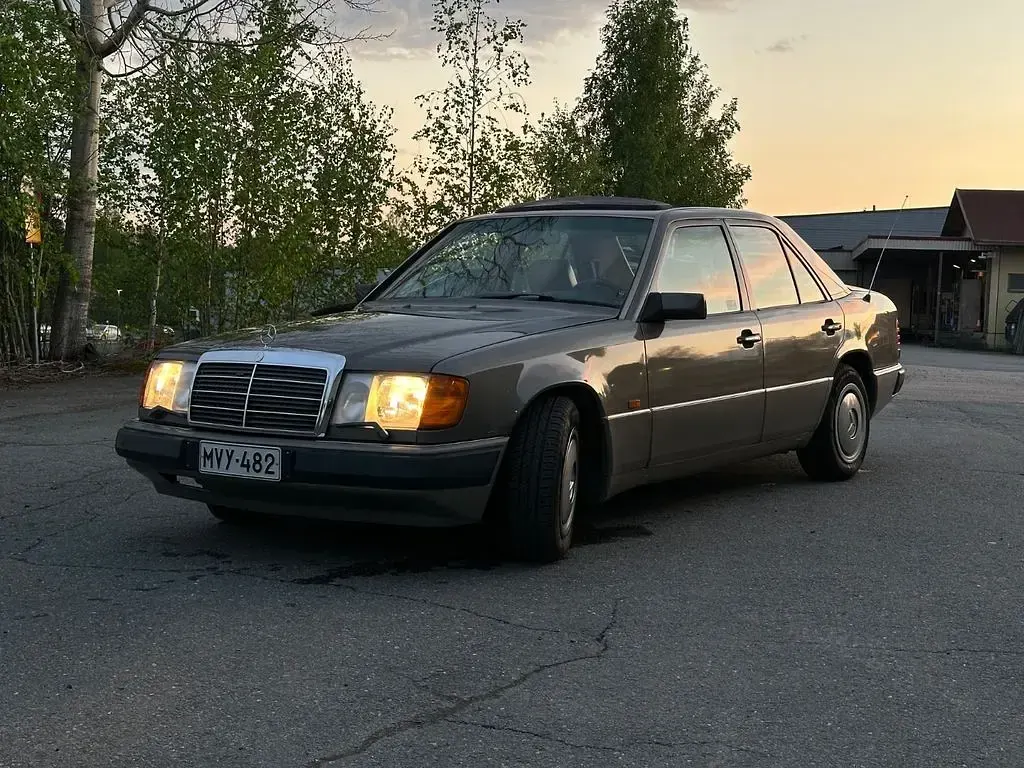 Używany Mercedes E300 179 KM (131 kW) 1990 Szary Sedan/Limuzyna