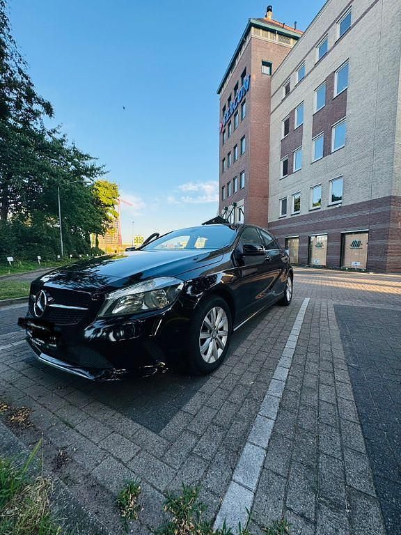 Gebraucht Mercedes A180 Edition 122 PS (89 kW) 2016 Schwarz Limousine