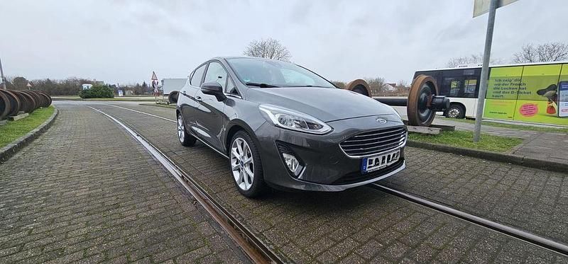 Gebraucht Ford Fiesta Titanium 125 PS (91 kW) 2018 Grau Kleinwagen