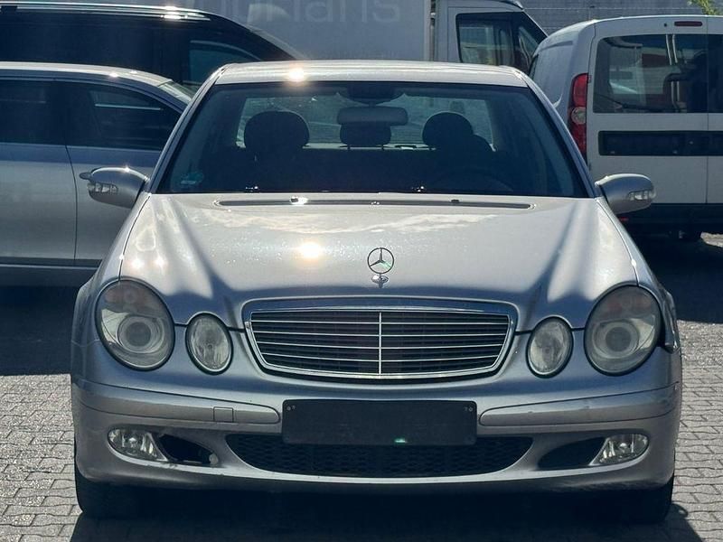 Silber Gebraucht 2004 Mercedes E200 Limousine | 1.999 € (Fairer Preis) - Bild 1/4