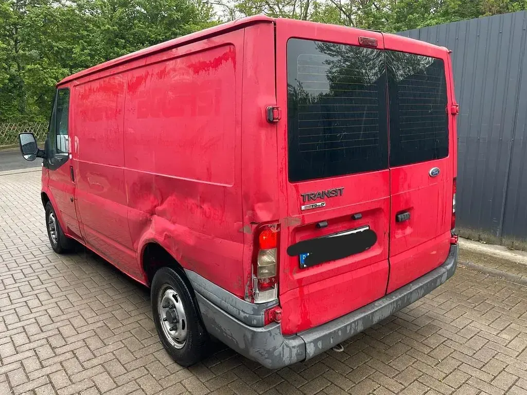 Używany Ford Transit 86 KM (63 kW) 2009 Czerwony Sedan/Limuzyna