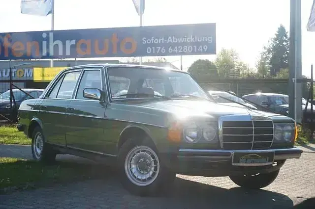 Gebraucht Mercedes 200 60 PS (44 kW) 1979 Grün Limousine