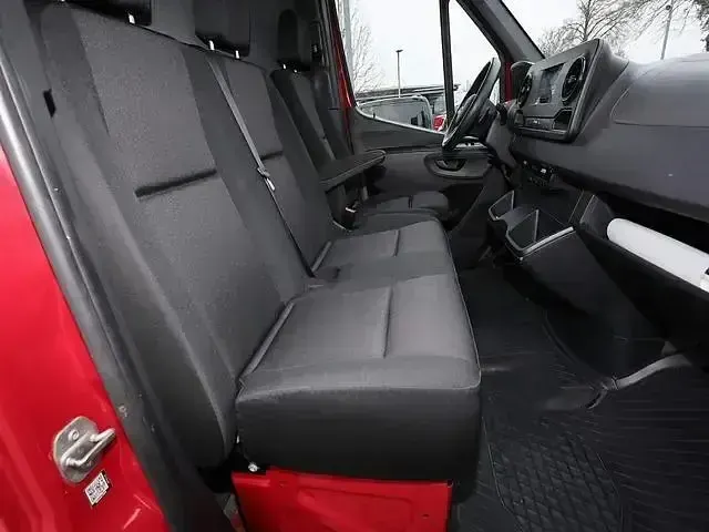Używany Mercedes Sprinter 170 KM (125 kW) 2022 Czerwony Van