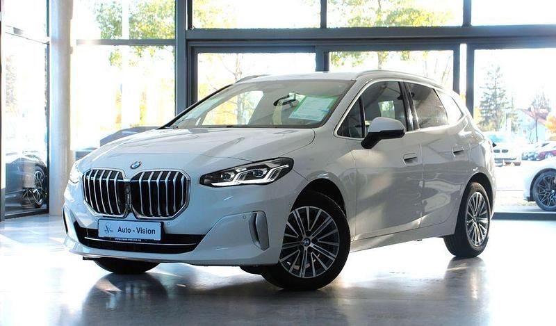 Weiß Gebraucht 2022 BMW 220 Active Tourer Luxury Line Van / Kleinbus | 25.700 € (Fairer Preis) - Bild 1/3