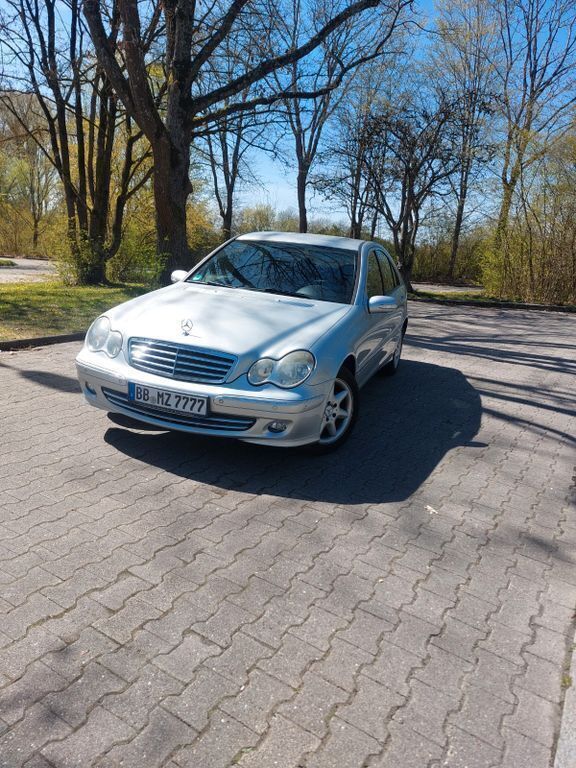 Silber Gebraucht 2006 Mercedes C200 Elegance Limousine | 6.900 € (Etwas zu teuer) - Bild 1/4