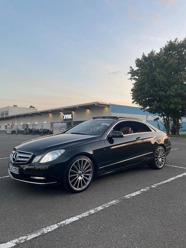 Schwarz Gebraucht 2012 Mercedes E220 Coupé | 11.900 € (Guter Preis) - Bild 1/4