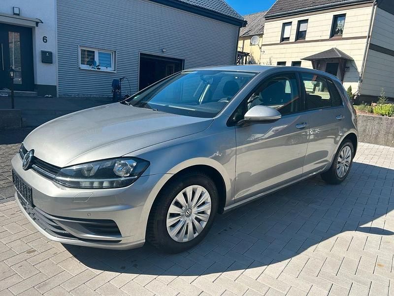 Silber Gebraucht 2017 VW Golf VII Limousine | 9.990 € (Fairer Preis) - Bild 1/4