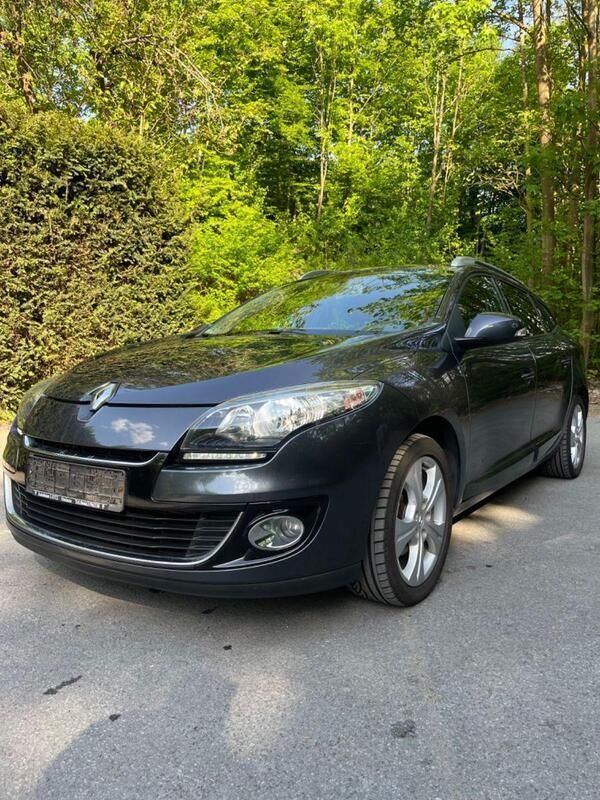 Grau Gebraucht 2012 Renault Mégane GrandTour Dynamique Kombi | 5.799 € (Fairer Preis) - Bild 1/4
