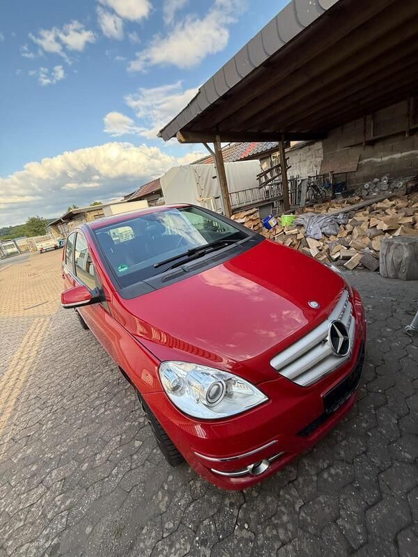 Rot Gebraucht 2011 Mercedes B200 Van / Kleinbus | 2.990 € (Superpreis) - Bild 1/4