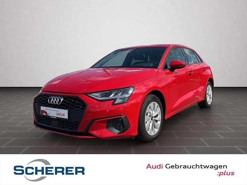 Rot (metallic) Gebraucht 2022 Audi A3 Sportback e-tron Advanced Limousine | 25.860 € (Fairer Preis) - Bild 1/4