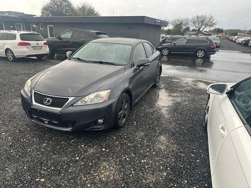 Grau Gebraucht 2011 Lexus IS250 Limousine | 8.900 € (Fairer Preis) - Bild 1/4