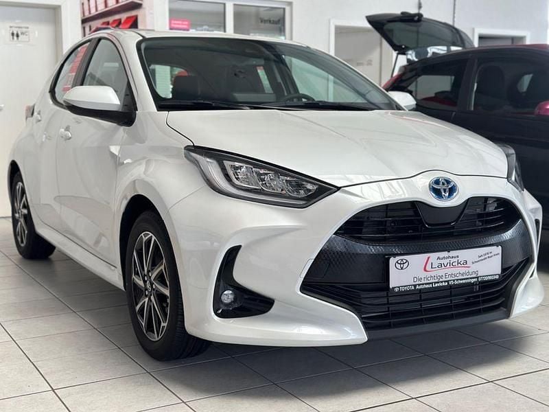 Weiß Gebraucht 2024 Toyota Yaris Hybrid Comfort Limousine | 24.990 € (Etwas zu teuer) - Bild 1/1