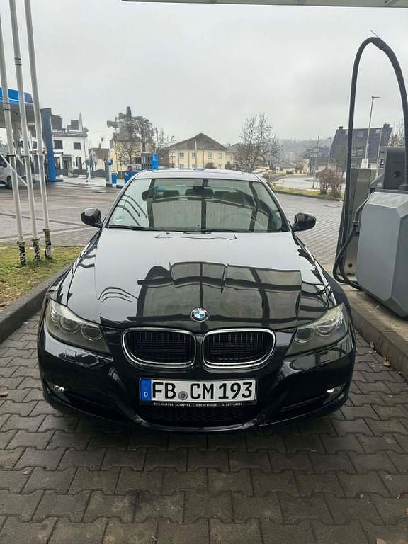 Gebraucht BMW 320 170 PS (125 kW) 2010 Schwarz Limousine