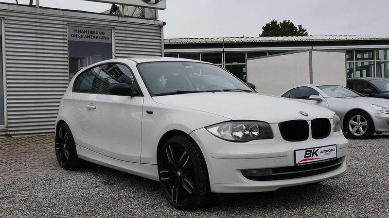 Weiß Gebraucht 2009 BMW 118 Sport Line Kleinwagen | 3.790 € (Fairer Preis) - Bild 1/4