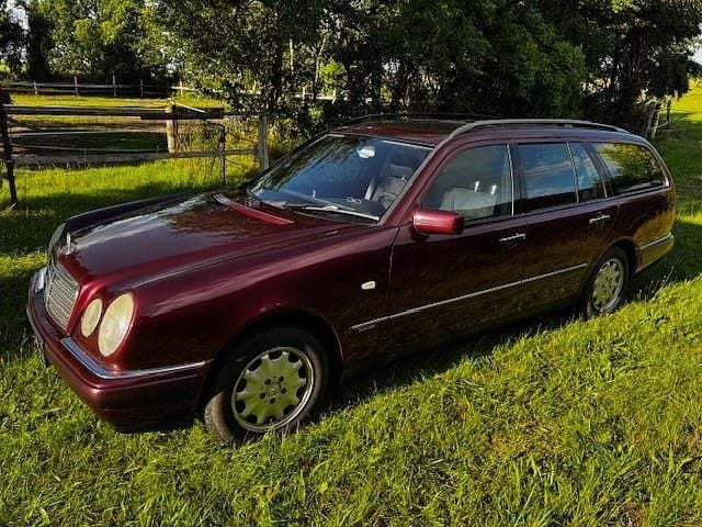 Rot Gebraucht 1997 Mercedes E230 Avantgarde Limousine | 6.850 € (Teuer) - Bild 1/4
