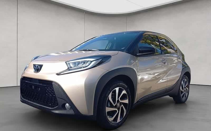 Ginger beige metallic/dach mys Neu 2025 Toyota Aygo Play Kleinwagen | 19.990 € - Bild 1/4