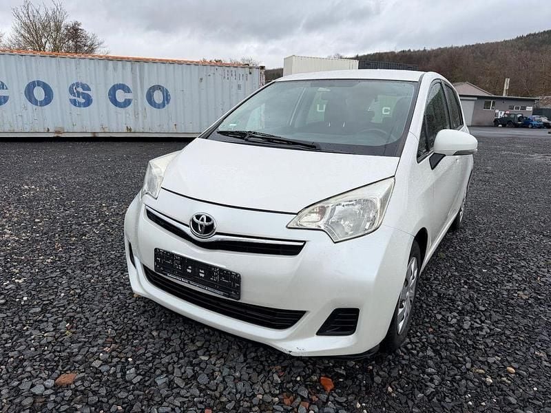 Gebraucht Toyota Verso-S Life 99 PS (72 kW) 2011 Weiß Van / Kleinbus