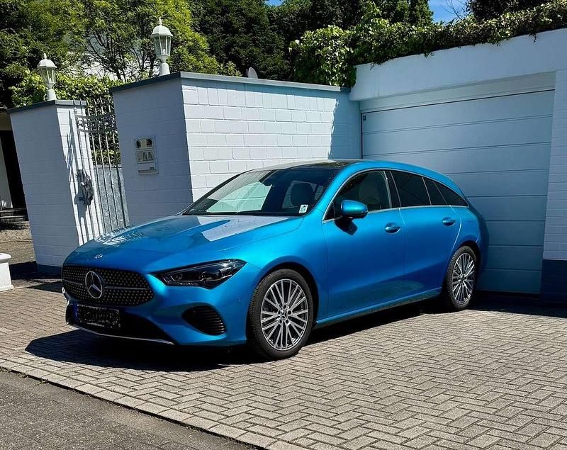 Blau Gebraucht 2024 Mercedes CLA220 Advanced Plus Limousine | 39.500 € (Fairer Preis) - Bild 1/4