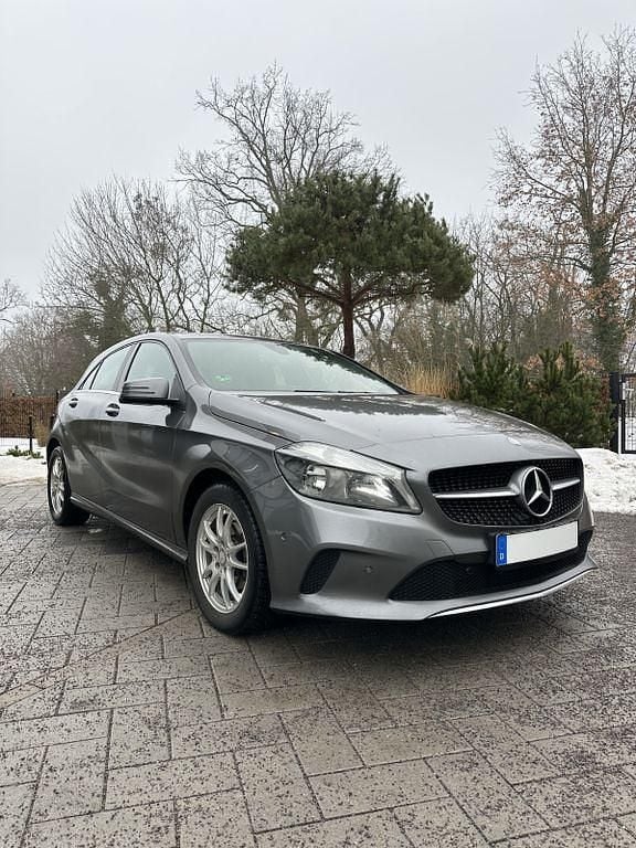 Schwarz Gebraucht 2016 Mercedes A180 Limousine | 11.000 € (Guter Preis) - Bild 1/4