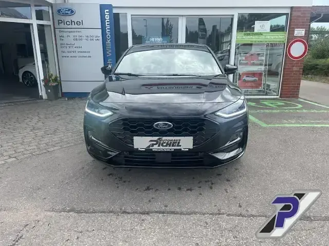 Gebraucht Ford Focus ST-Line 125 PS (91 kW) 2023 Schwarz(metallic) Limousine