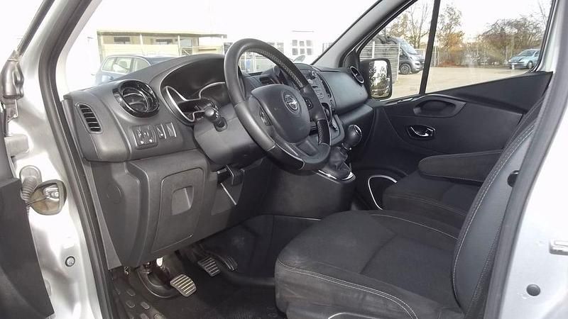 Gebraucht Opel Vivaro 145 PS (106 kW) 2018 Platinum/aluminium silber/silv Van / Kleinbus