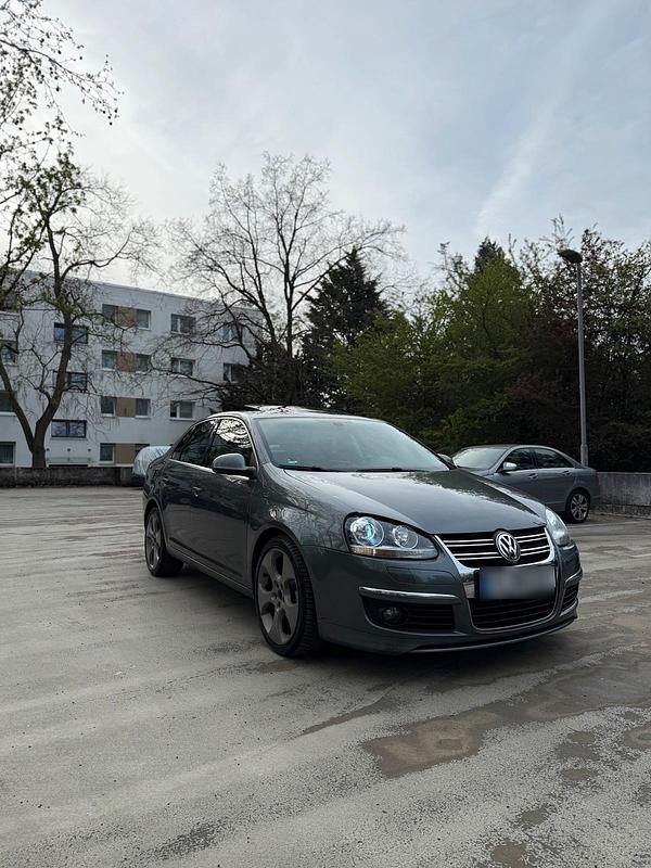 Gebraucht VW Jetta 105 PS (77 kW) 2009 Grau Limousine