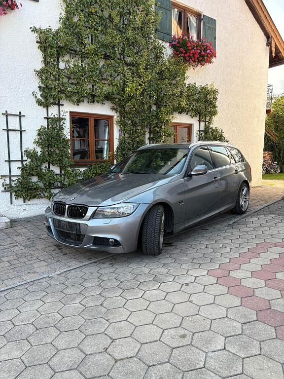 Grau Gebraucht 2012 BMW 330 Sport Line Kombi | 9.500 € (Guter Preis) - Bild 1/4