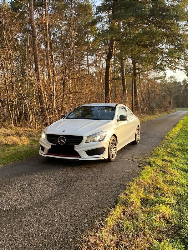 Weiß Gebraucht 2014 Mercedes CLA250 AMG Limousine | 17.500 € (Fairer Preis) - Bild 1/4