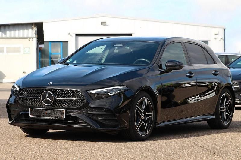 Schwarz Gebraucht 2024 Mercedes A200 Night Limousine | 38.890 € - Bild 1/4